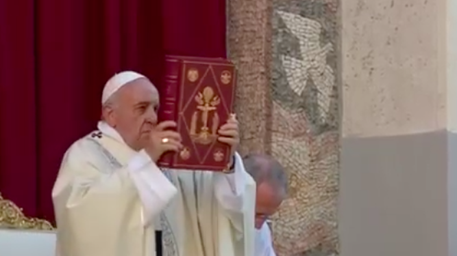 El Papa porta el Evangelio