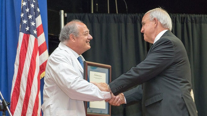 El alcalde del Condado de Miami-Dade, Carlos Giménez, le entrega a José María del Corral, director mundial de Scholas, una placa de agradecimiento por elegir a Miami para la primera experiencia en USA