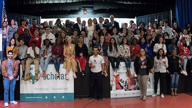 Estudiantes de escuelas públicas reunidos con el alcalde del condado de Miami-Dade, Carlos Giménez; Alberto Carvalho, superintendente del condado de Miami Dade; María Teresa Rojas, miembro de la Junta Escolar, y José María del Corral, director mundial de Scholas