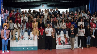 Estudiantes de escuelas públicas reunidos con el alcalde del condado de Miami-Dade, Carlos Giménez; Alberto Carvalho, superintendente del condado de Miami Dade; María Teresa Rojas, miembro de la Junta Escolar, y José María del Corral, director mundial de Scholas