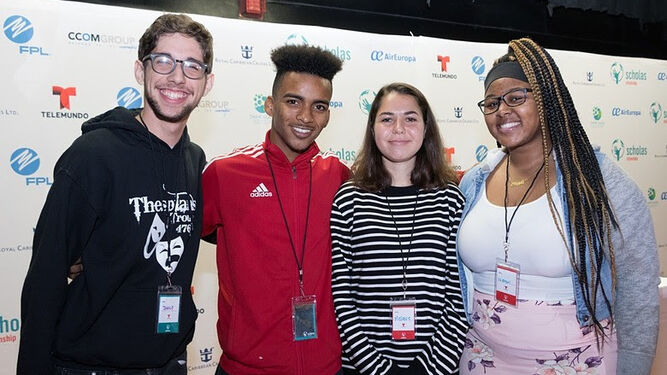 orge, Alvin, Meredith y Notory, estudiantes de diversas escuelas públicas trabajando juntos durante una semana en el Programa Scholas Ciudadanía