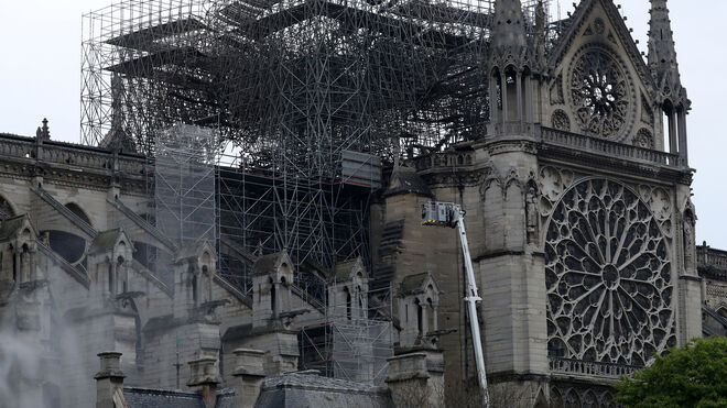 Bomberos trabajando en el incendio de Notre Dame