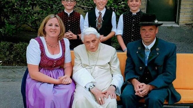 Benedicto XVI reaparece junto a una familia bávara