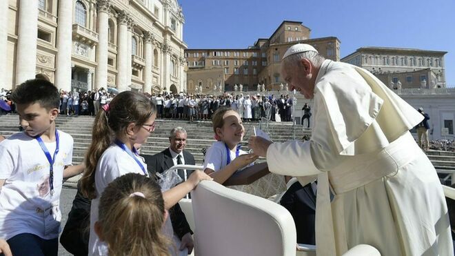 El Papa con unos niños hoy en la audiencia general