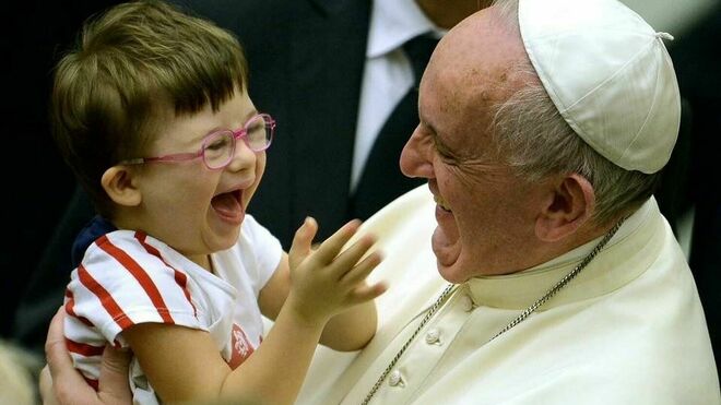 El Papa Francisco, con un niño