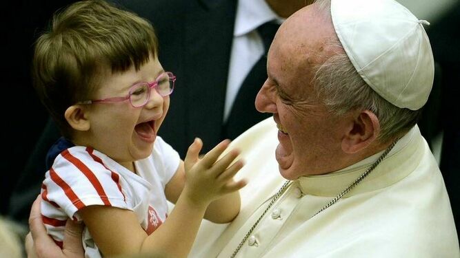 El Papa Francisco, con un niño