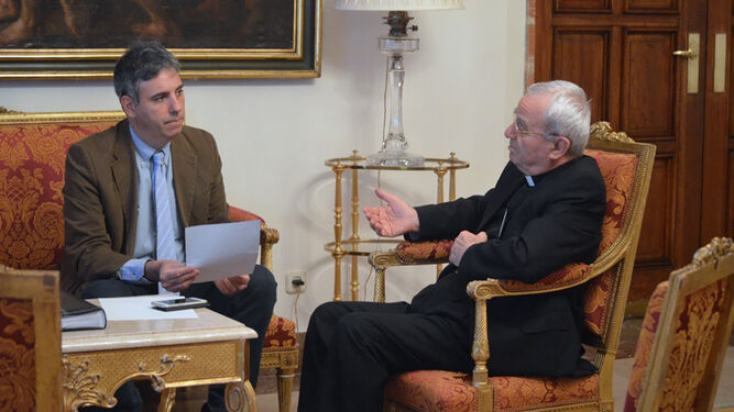 Monseñor Fratini durante la entrevista con el director de Alfa y Omega, Ricardo Benjumea, en la nunciatura apostólica