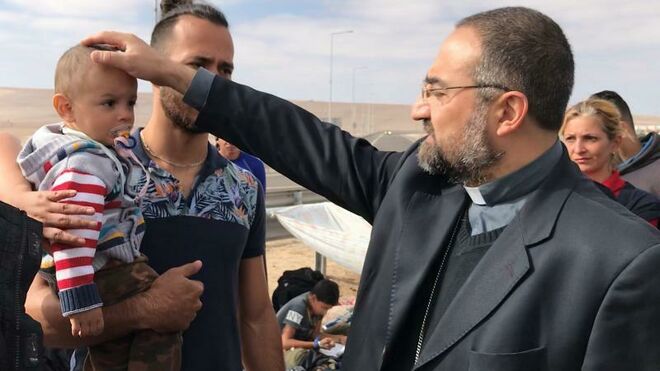Mon. Moisés Atisha en la frontera entre Chacalluta y Santa Rosa, para verificar la situación de los inmigrantes atrapados