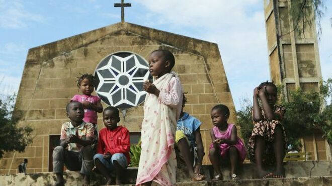 Niños delante de una iglesia en Mozambique