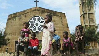 Niños delante de una iglesia en Mozambique
