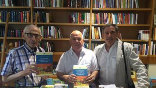 Fidel Aizpurúa (c) presenta su 'Una lectura social del Nuevo Testamento'