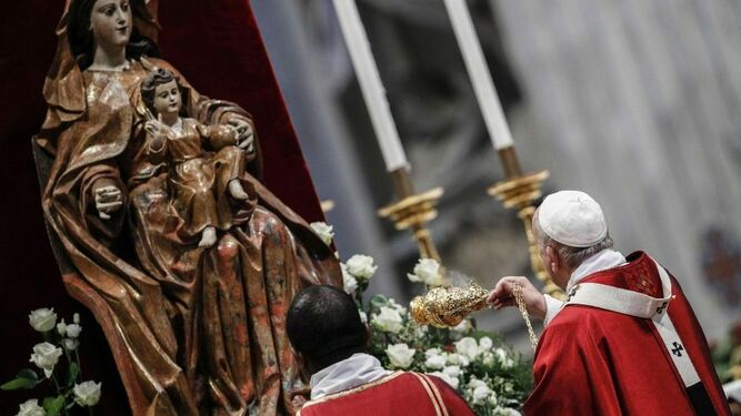 Francisco ante una talla de la Virgen con el Niño