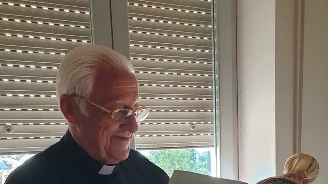 El padre Ángel con el Cáliz que Francisco le obsequió en Roma