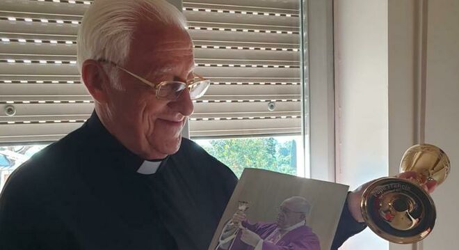 El padre Ángel con el Cáliz que Francisco le obsequió en Roma