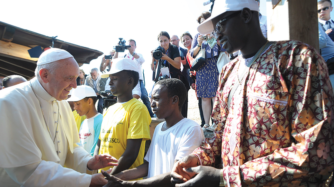 El Papa Francisco, con migrantes en Lampedusa