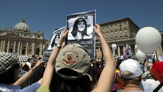 Manifestantes sostienen fotos de Emanuela Orlandi en la marcha de la verdad y la justicia para Emanuela durante la oración de Regina Coeli del Papa Benedicto XVI en la plaza de San Pedro en el Vaticano
