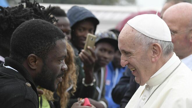 El Papa con un migrante en Bolonia