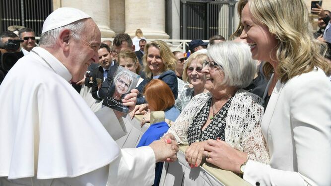 Elise Lindqvist saluda al Papa después de la audiencia en mayo