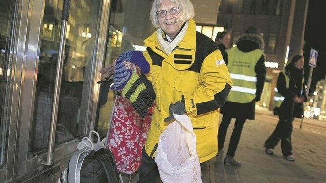 De noche, Elise Lindqvist ofrece ropa para abrigarse del frío