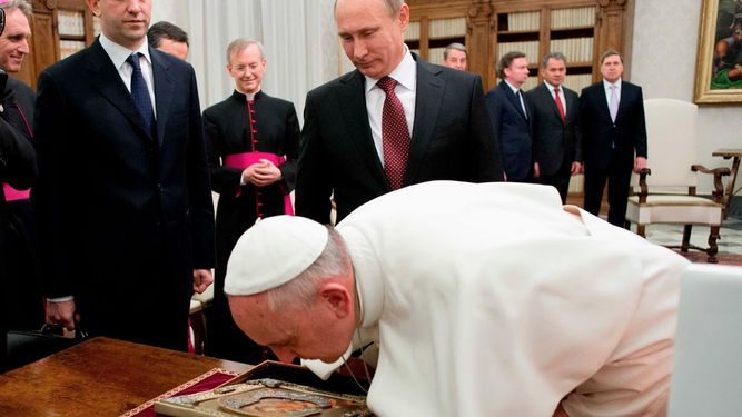 El Papa mira detenidamente un regalo de Putin