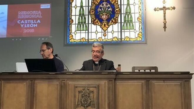 El secretario general y portavoz de la Conferencia Episcopal Española, Luis Argüello, en el centro de la imagen