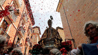 Lluvia de pétalos de rosa para San Fermin