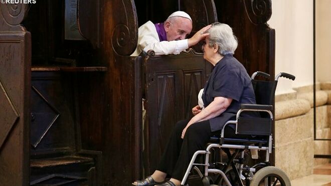 El Papa, en el confesionario