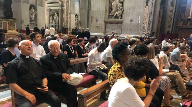 Padre Ángel, con otro sacerdote, antes de la misa del Papa