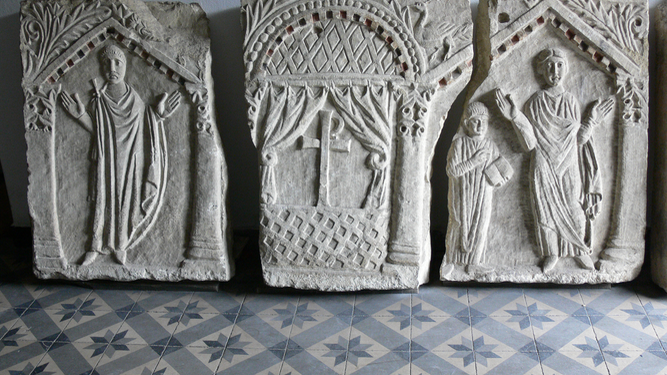 Una mujer en el altar en un sarcófago encontrado en la Hagia Sofía