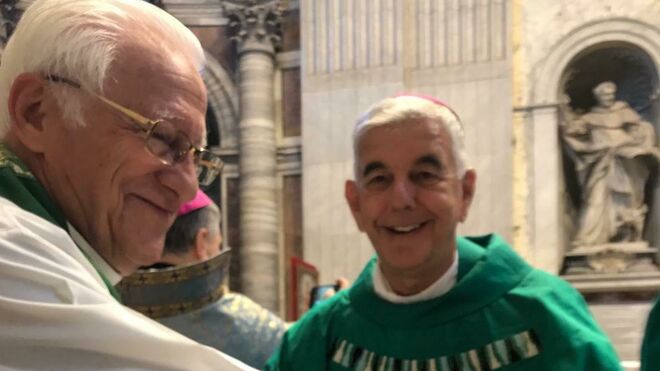 El Padre Ángel y Kike Figaredo, antes de la misa con el Papa