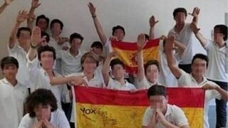 Estudiantes del Opus haciendo el saludo fascista