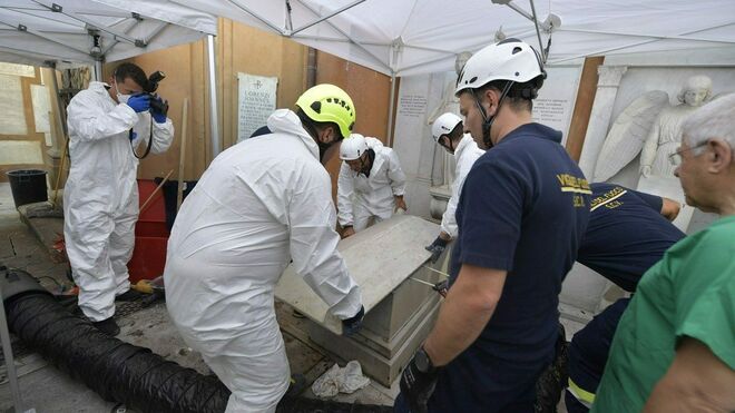 Apertura de las tumbas en el Cementerio Teutónico