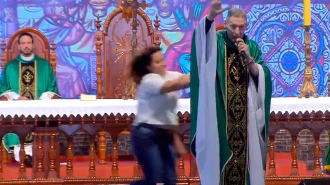 Una mujer lanza a un sacerdote desde el presbiterio en plena misa