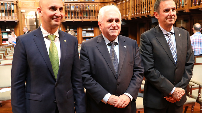 El Rector de Deusto (en el medio) y los dos nuevos decanos