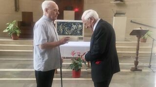 Buxarrais bendice al Padre Ángel