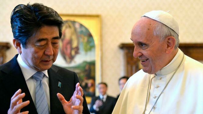 El Papa con el primer ministro japonés, Shinzo Abe