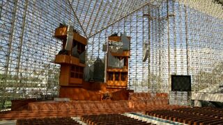 Muros de cristal y órgano de la icónica catedral al sureste de Los Ángeles