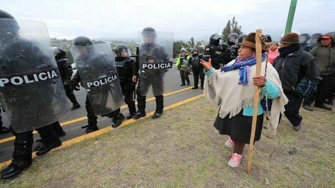 Policía en una manifestación en Ecuador