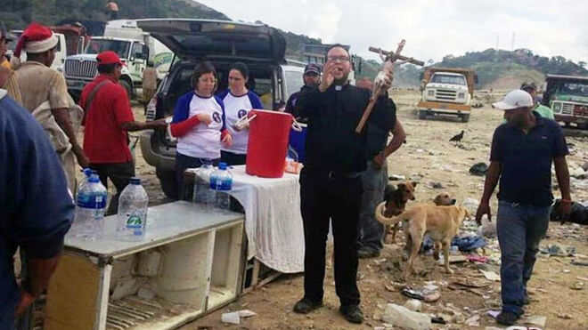 P. Jesús Godoy durante una actividad de pastoral social en un vertedero de Caracas