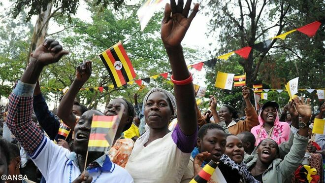 Fieles en una misa de Bergoglio por los mártires de Uganda, en 2015