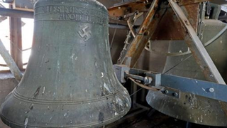 Campana con inscripción dedicada a Adolf Hitler y evástica