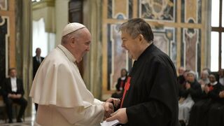 El Padre Leocir Pessini, saludando al Papa Francisco