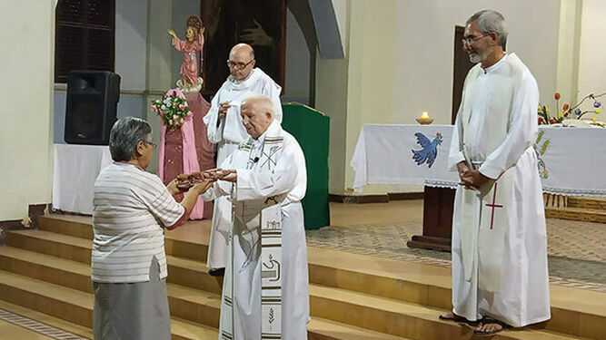 El cardenal Cañizares celebrando en Requena, Perú, el verano pasado