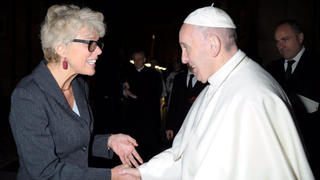 El Papa saluda a la brasileña Cristiane Murray