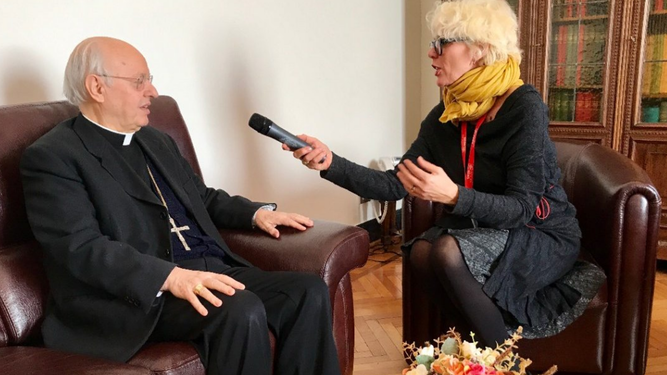 Criatiane Murray entrevistando al cardenal Baldiseri