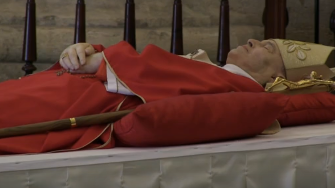 El cardenal Ortega en el féretro instalado en la Catedral de la Habana