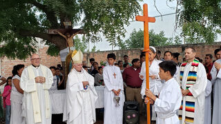 El arzobispo de Valencia en la consagración de la capilla ecuatoriana