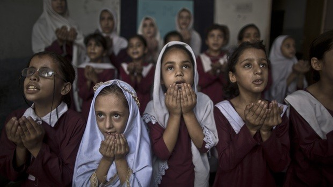 Niñas cristianas pakistaníes rezando