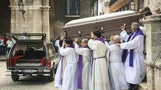 Trasladan el cuerpo del cardenal Jaime Ortega tras la misa funeral