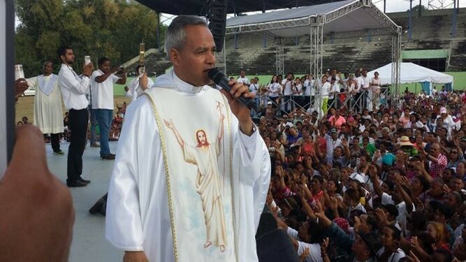 El padre Chelo en una de sus misas de 'sanación'